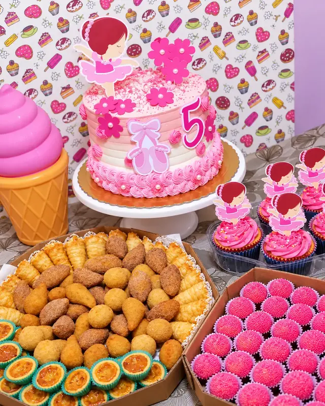 Kit festa infantil rosa com bolo, cupcakes, doces e salgadinhos