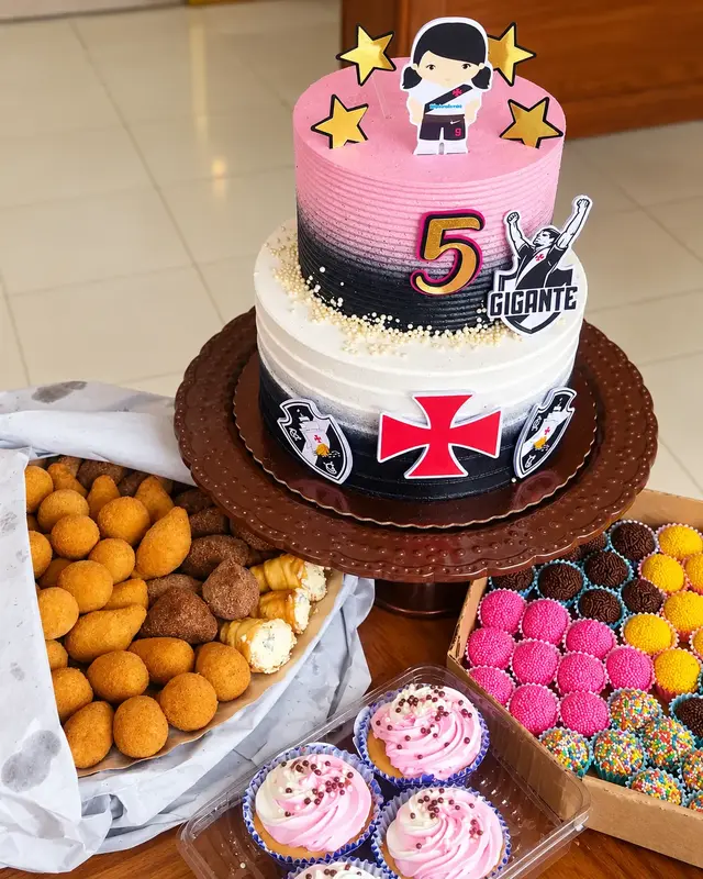 Kit festa temático com bolo de dois andares, salgadinhos e doces
